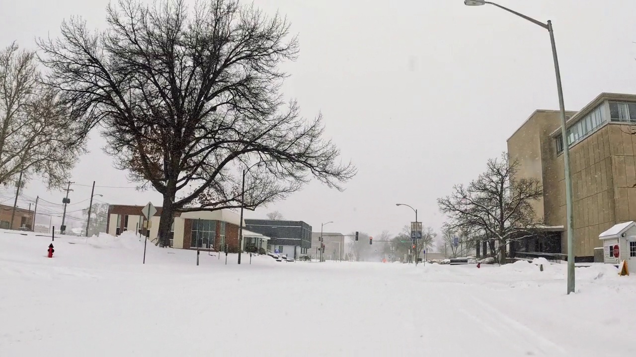 城市里的雪堆视频素材