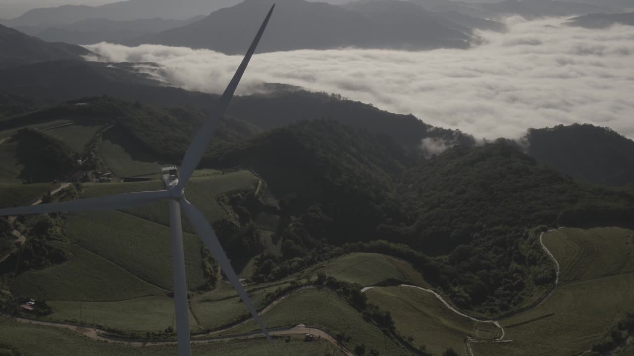 韩国江原道江陵市Anbandegi村和风力涡轮机上空的云海视频素材