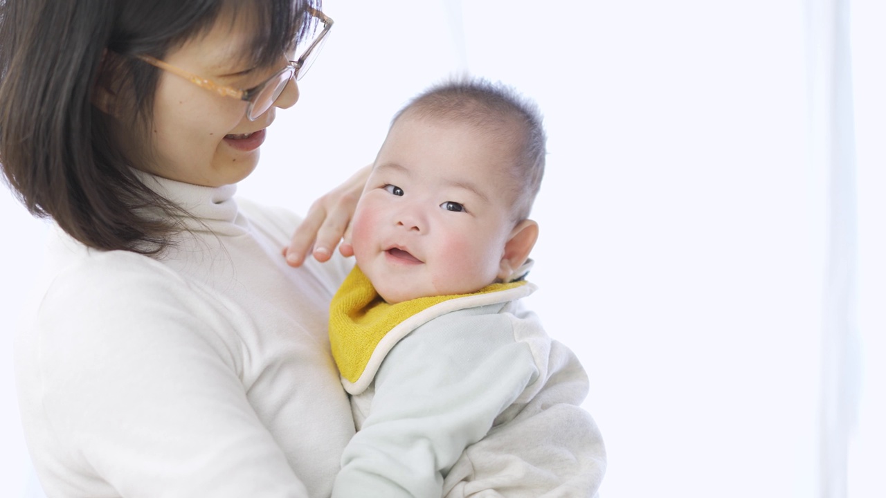 亚洲婴儿拥抱和笑视频素材