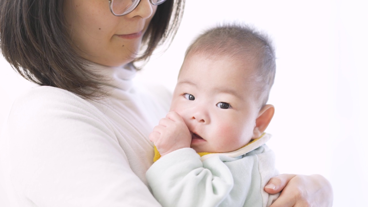 亚洲婴儿拥抱和吮吸手指视频素材