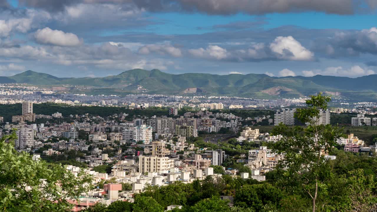 美丽的风景和城市景观与风景，时间流逝的云经过城市和山脉，印度视频素材