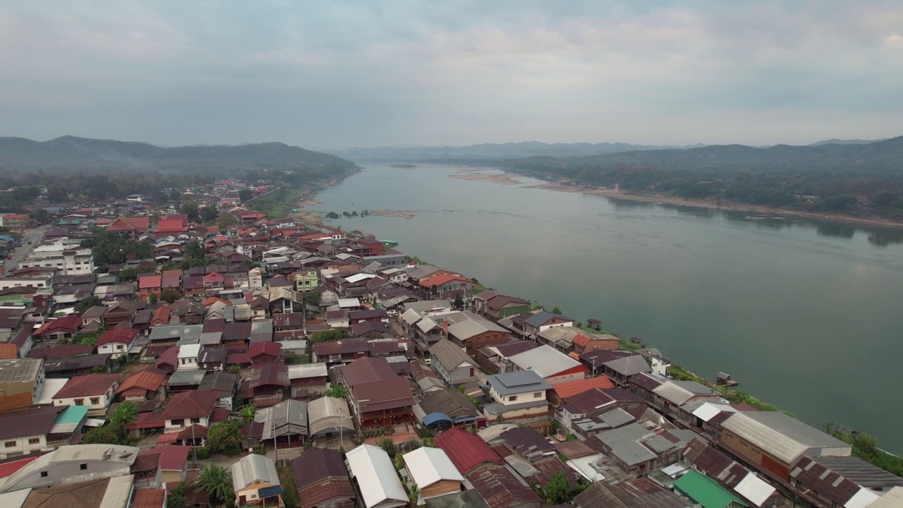 用无人机鸟瞰湄公河沿岸的乡村城市视频素材