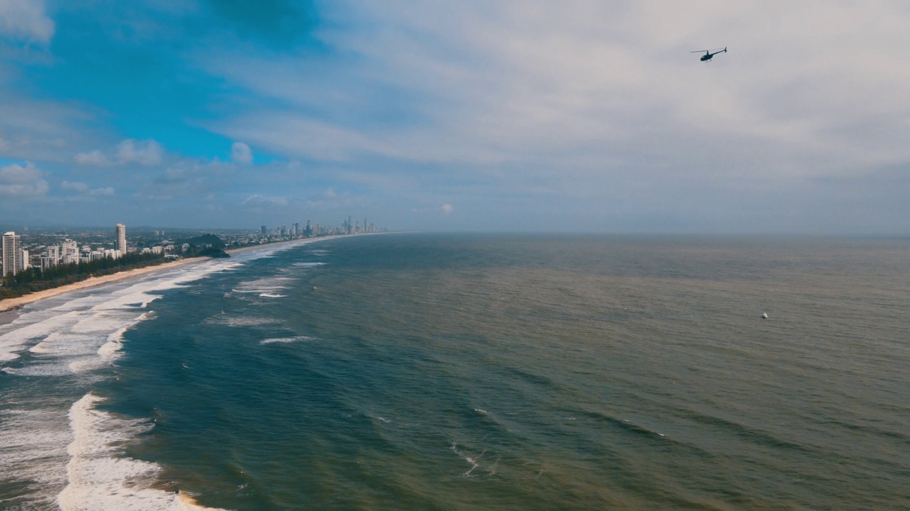 澳大利亚昆士兰州Burleigh Heads海滩/黄金海岸的市中心和海边风景视频素材