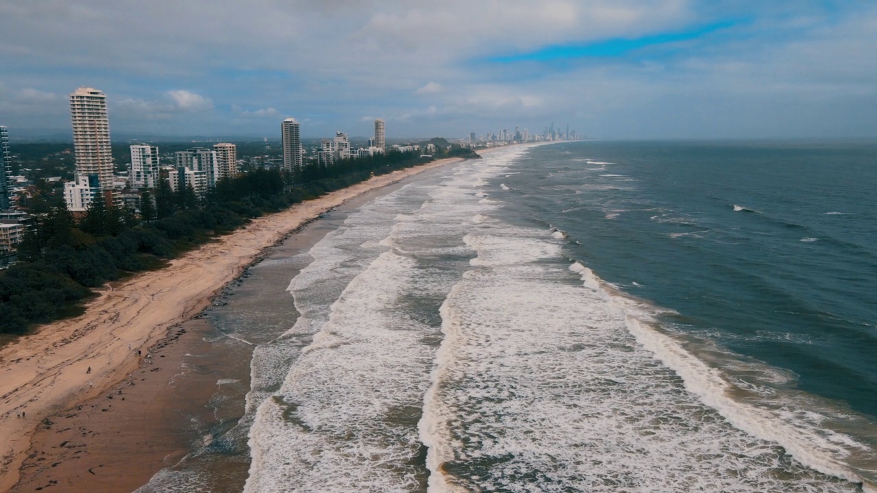 澳大利亚昆士兰州Burleigh Heads海滩/黄金海岸的市中心和海边风景视频素材