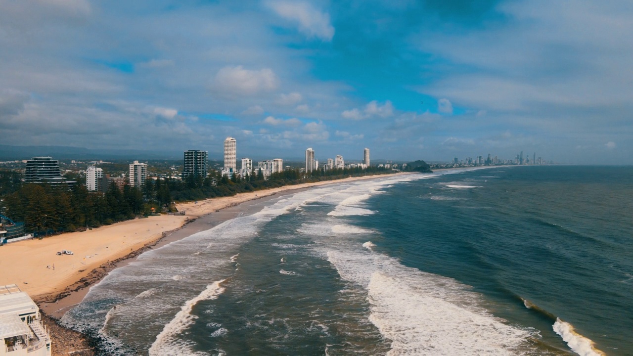 澳大利亚昆士兰州Burleigh Heads海滩/黄金海岸的市中心和海边风景视频素材