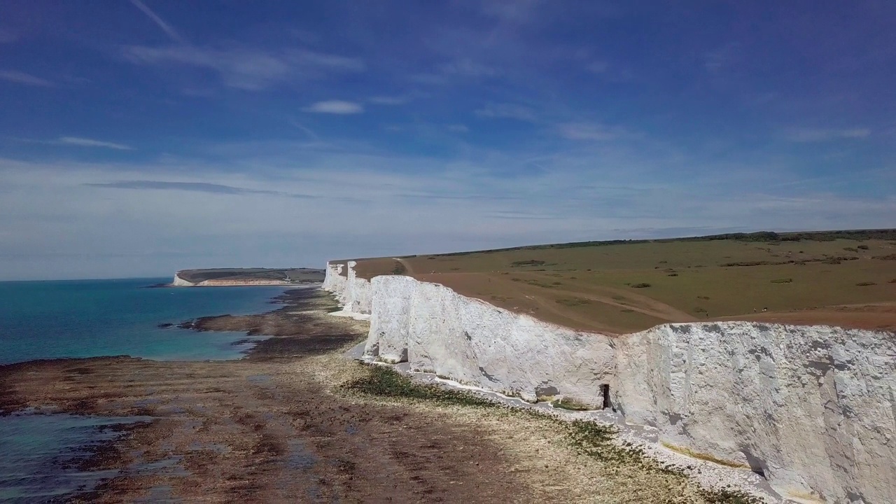 无人机拍摄的七姐妹，Cuckmere Haven，英格兰南部海岸线上的白色悬崖。视频素材