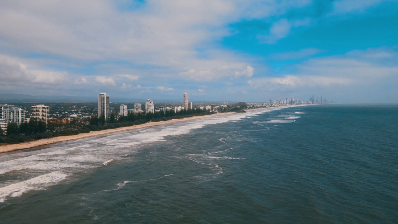 澳大利亚昆士兰州Burleigh Heads海滩/黄金海岸的市中心和海边风景视频素材