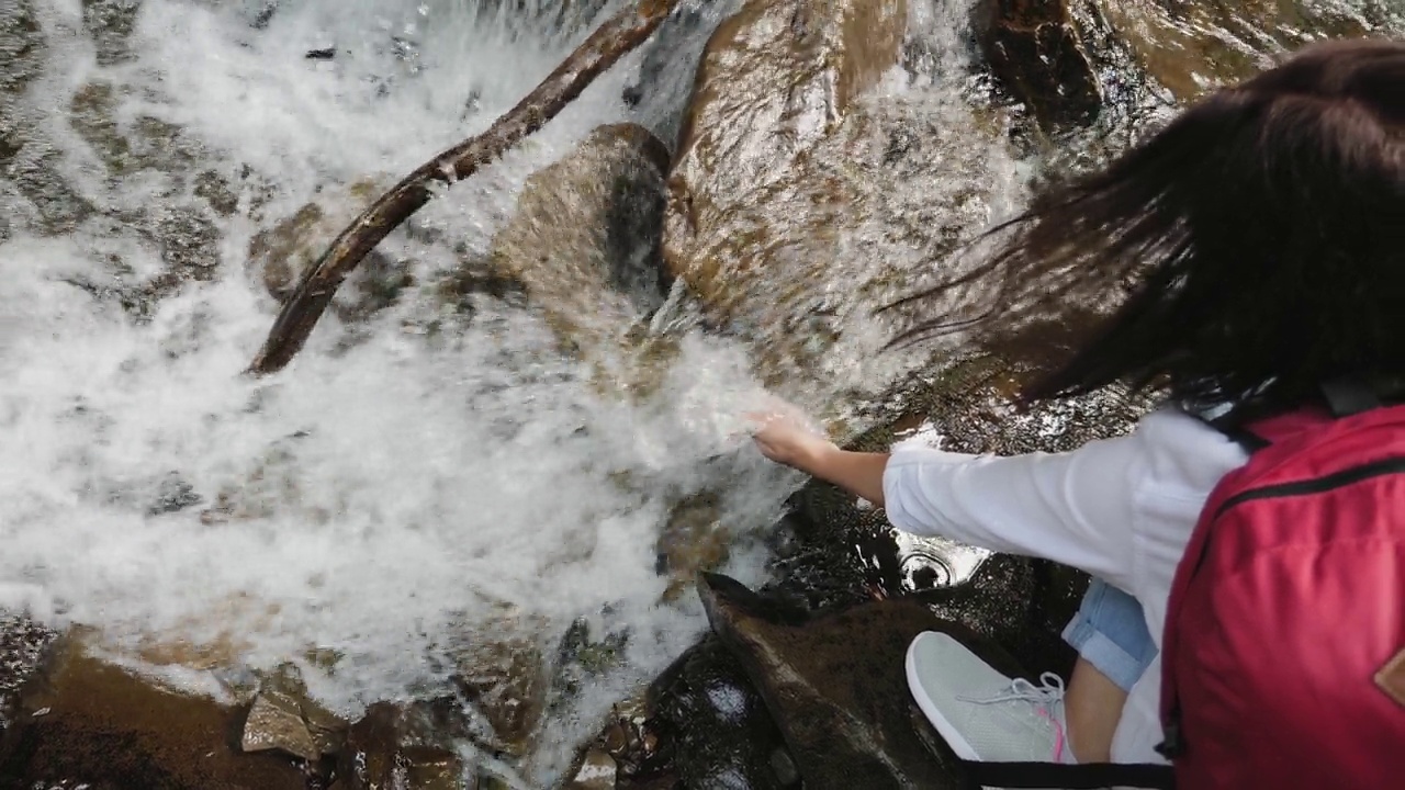 女人摸着汹涌的河水，喝水视频下载