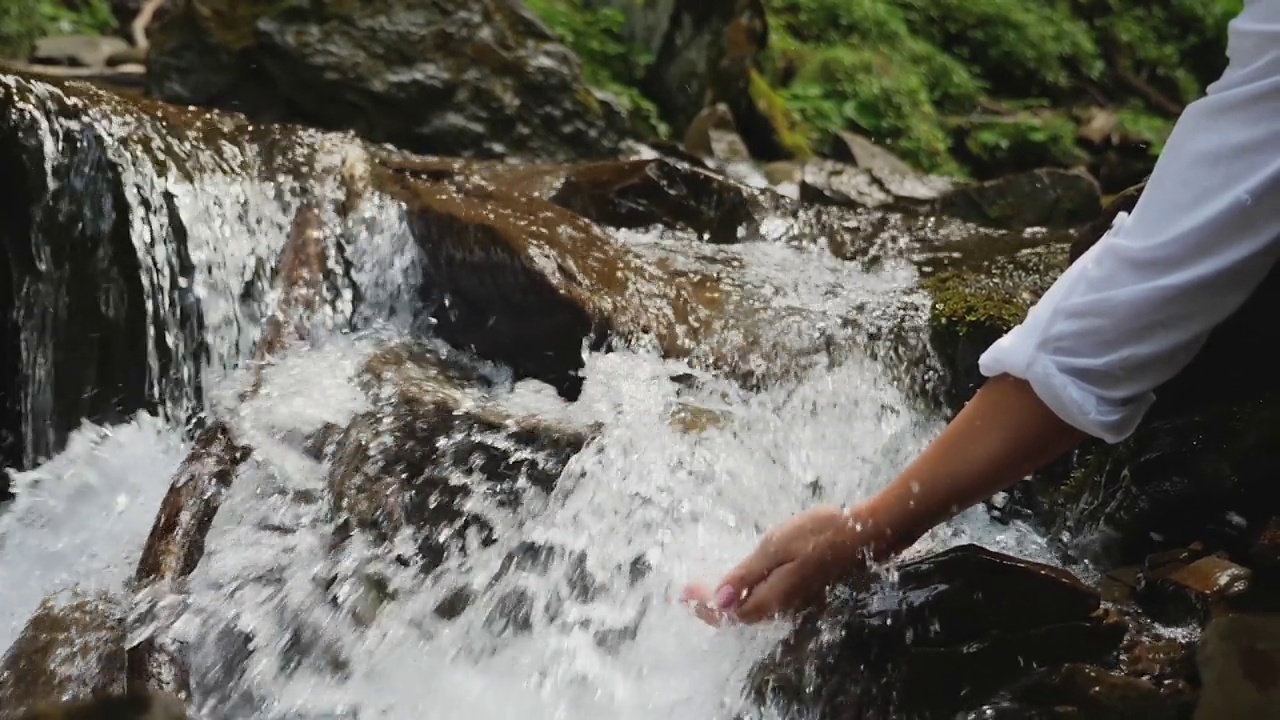 女手摸着汹涌的河水视频下载