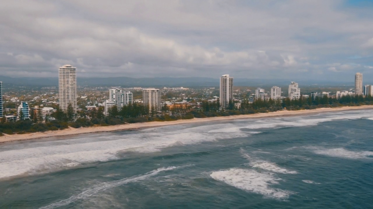 澳大利亚昆士兰州Burleigh Heads海滩/黄金海岸的市中心和海边风景视频素材