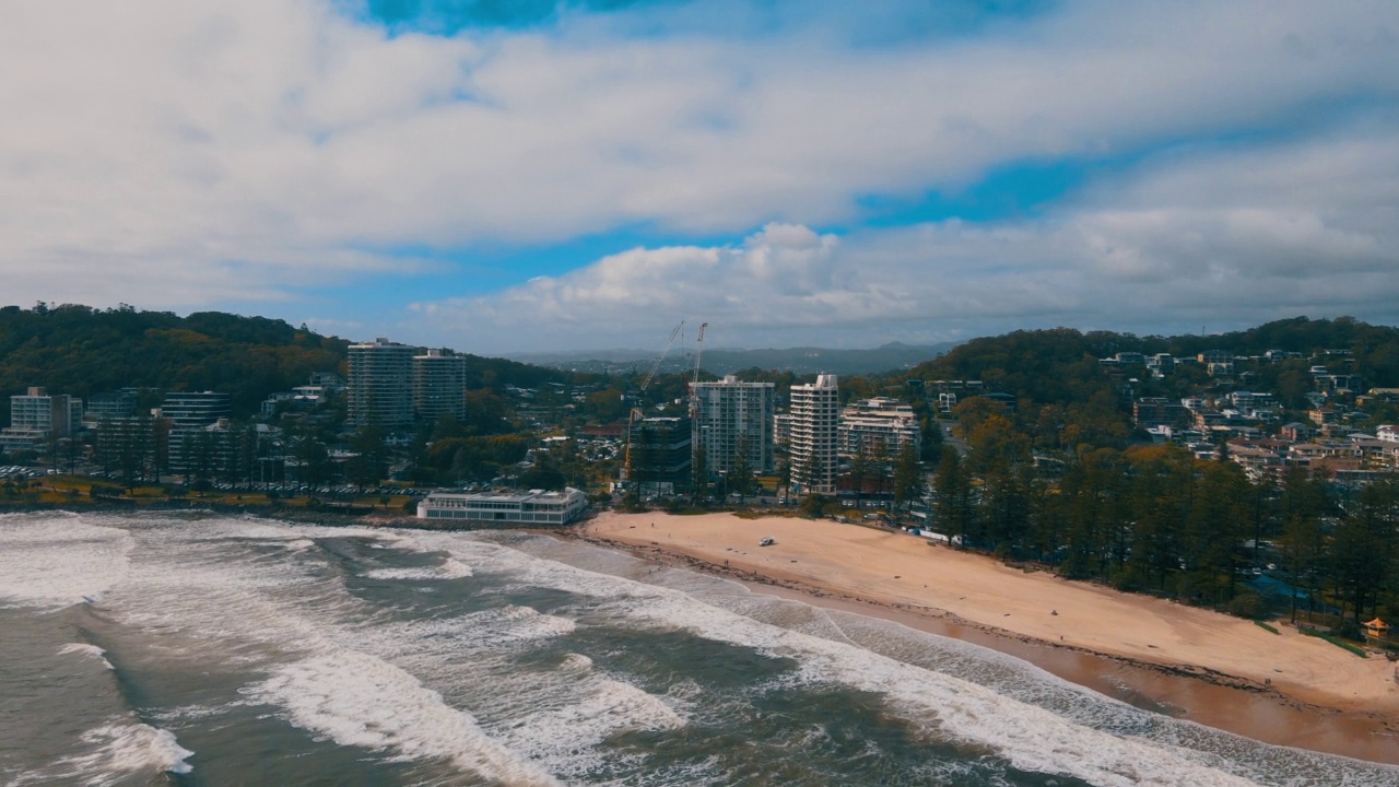 澳大利亚昆士兰州Burleigh Heads海滩/黄金海岸的市中心和海边风景视频素材