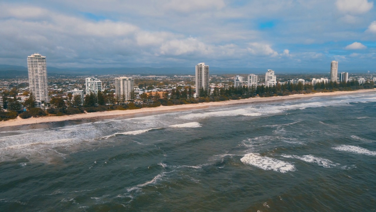 澳大利亚昆士兰州Burleigh Heads海滩/黄金海岸的市中心和海边风景视频素材