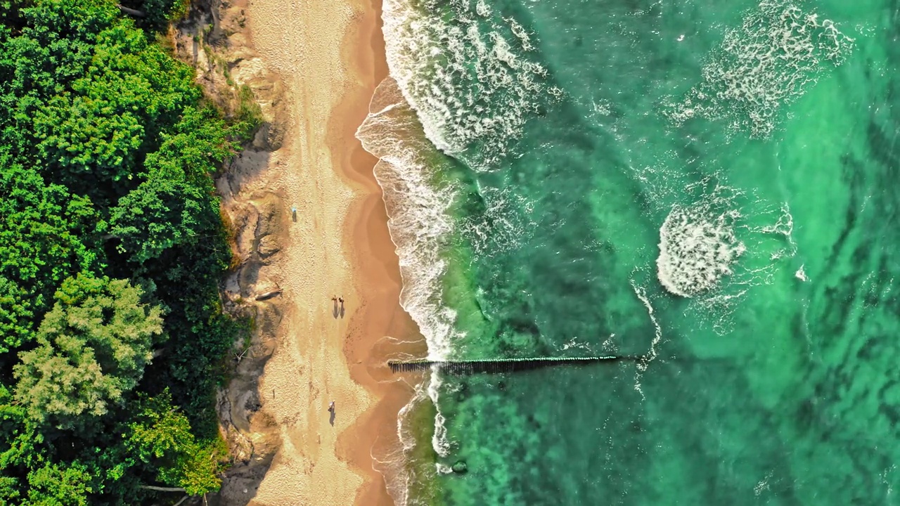 波罗的海上美丽的蓝色波浪。在海边度假。视频素材