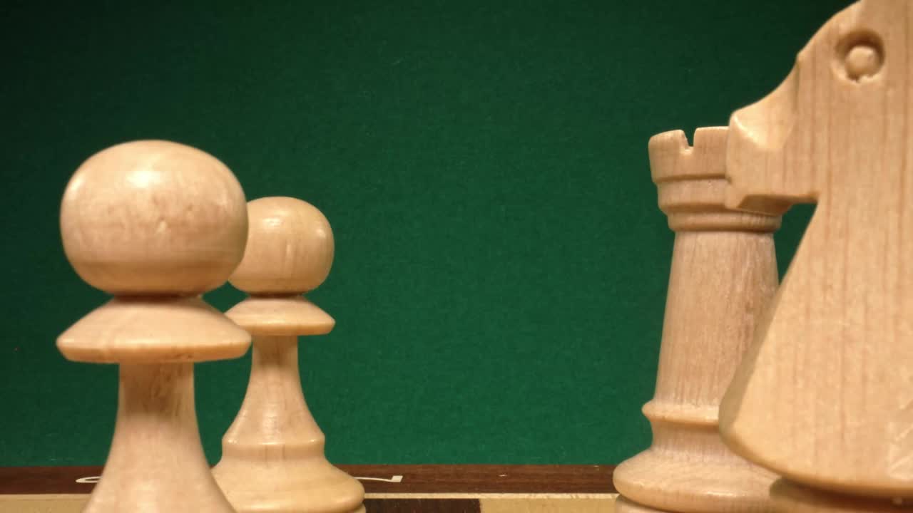 宏观的国际象棋作为一种两个人的游戏视频素材