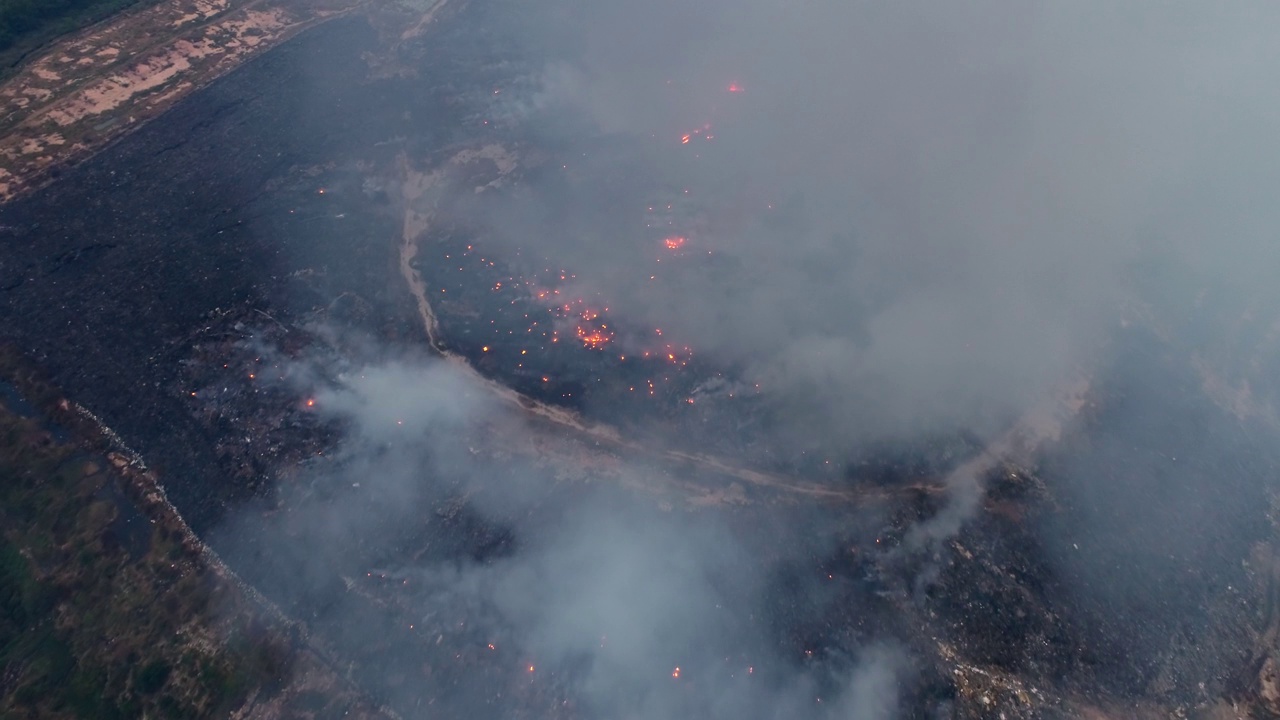 垃圾垃圾场着火了。空气污染视频素材