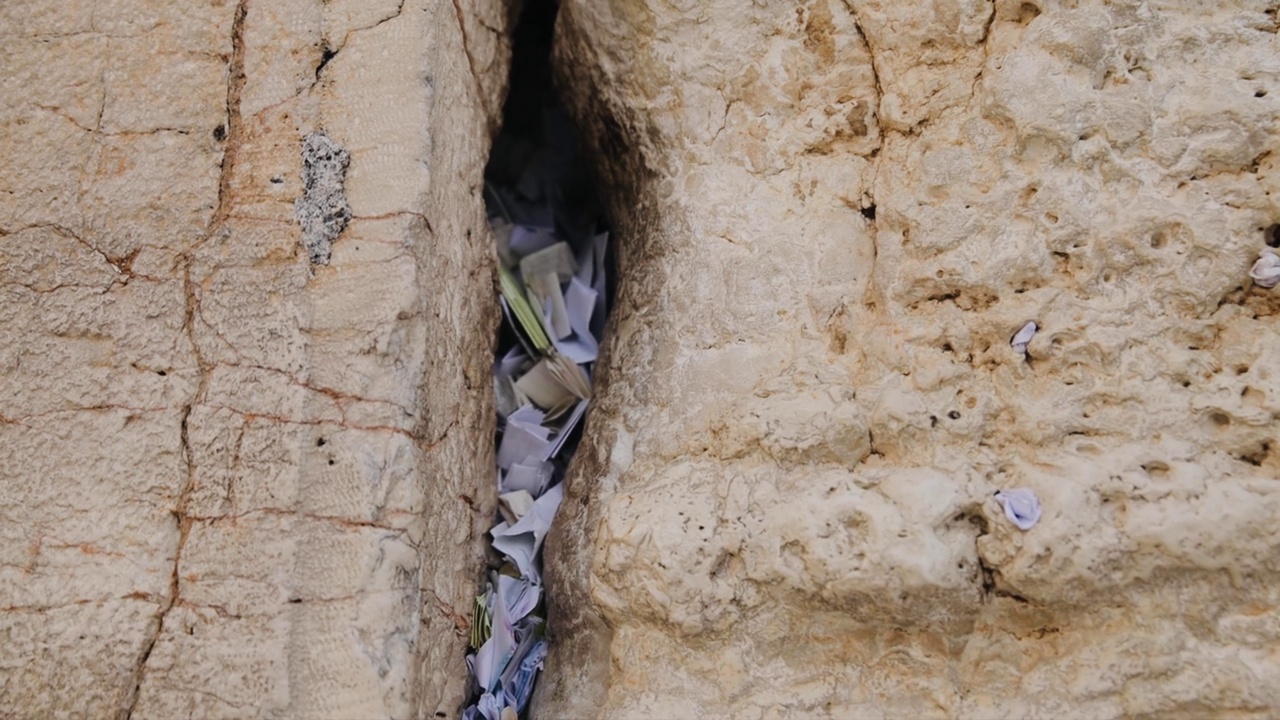 耶路撒冷西墙(Kotel)裂缝中许愿字条的镜头。以色列。动态视频。替身拍摄视频素材