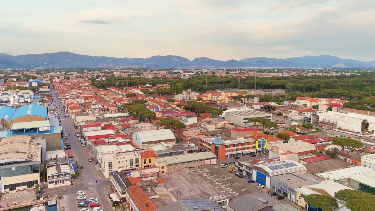 意大利，Viareggio——托斯卡纳避暑小镇的鸟瞰图，地平线上的阿普安阿尔卑斯公园(Parco Alpi Apuane)，多彩的天空——从空中俯瞰欧洲的景观全景——HDR视频素材