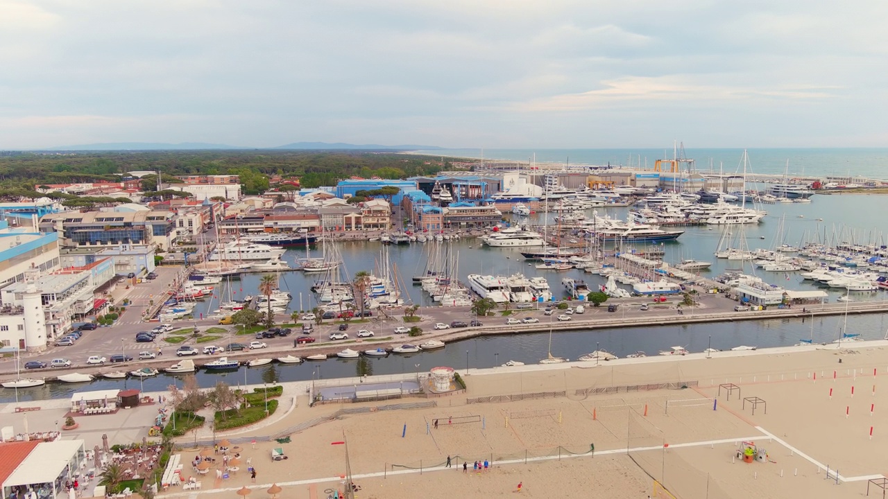 意大利，Viareggio——托斯卡纳避暑胜地的鸟瞰图，日落时分的Apuan Riviera和Versilia的著名海滩的金色沙滩，多彩的天空——从空中俯瞰欧洲的景观全景——HDR视频素材