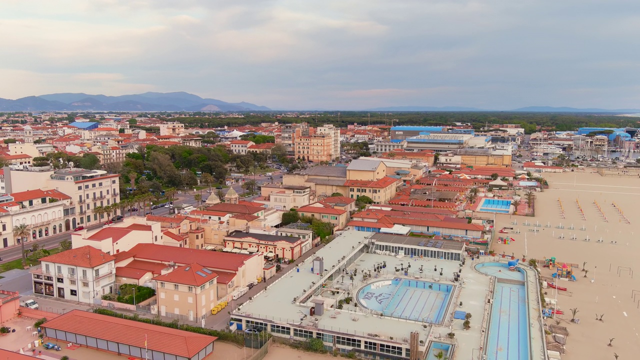 意大利，Viareggio——托斯卡纳避暑胜地的鸟瞰图，日落时分的Apuan Riviera和Versilia的著名海滩的金色沙滩，多彩的天空——从空中俯瞰欧洲的景观全景——HDR视频素材