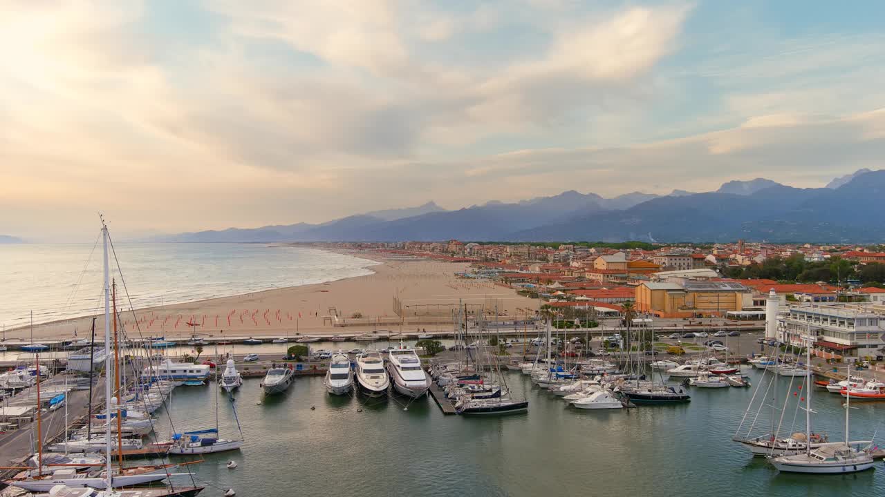 意大利，Viareggio——托斯卡纳避暑胜地的鸟瞰图，日落时分的Apuan Riviera和Versilia的著名海滩的金色沙滩，多彩的天空——从空中俯瞰欧洲的景观全景——HDR视频素材