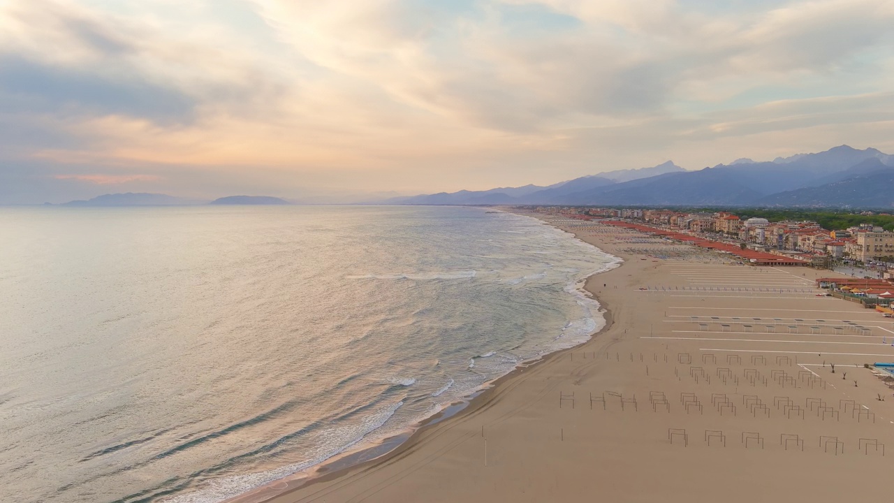 意大利，Viareggio——托斯卡纳避暑胜地的鸟瞰图，日落时分的Apuan Riviera和Versilia的著名海滩的金色沙滩，多彩的天空——从空中俯瞰欧洲的景观全景——HDR视频素材