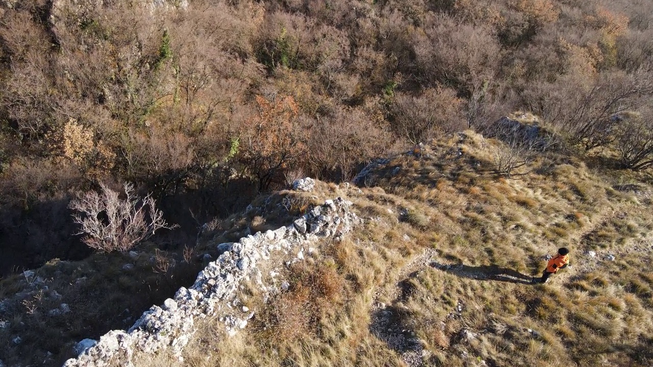 从高角度看年轻人跑下山的悬崖在山上视频素材