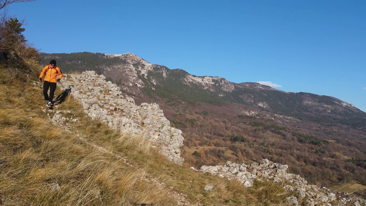 年轻人在山上跑下坡视频素材