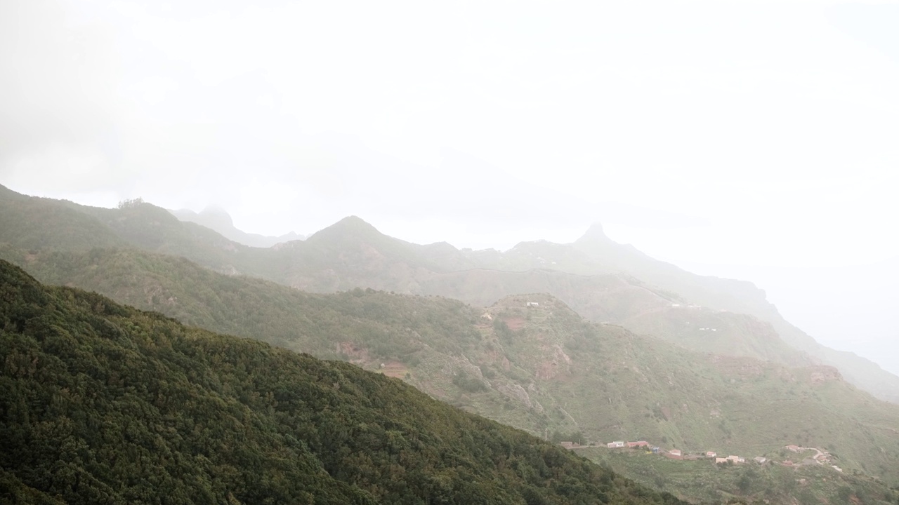 在加那利群岛的特内里费岛，雾气中美丽的山景视频素材