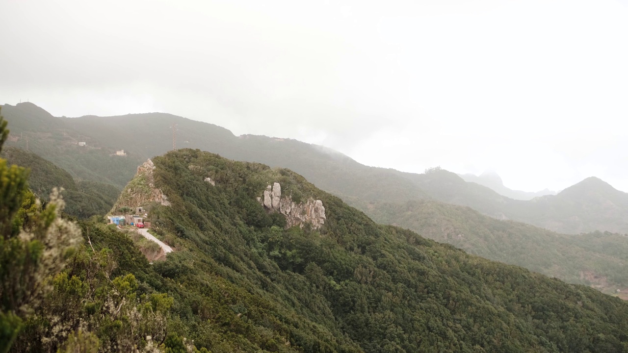 在加那利群岛的特内里费岛，雾气中美丽的山景视频素材