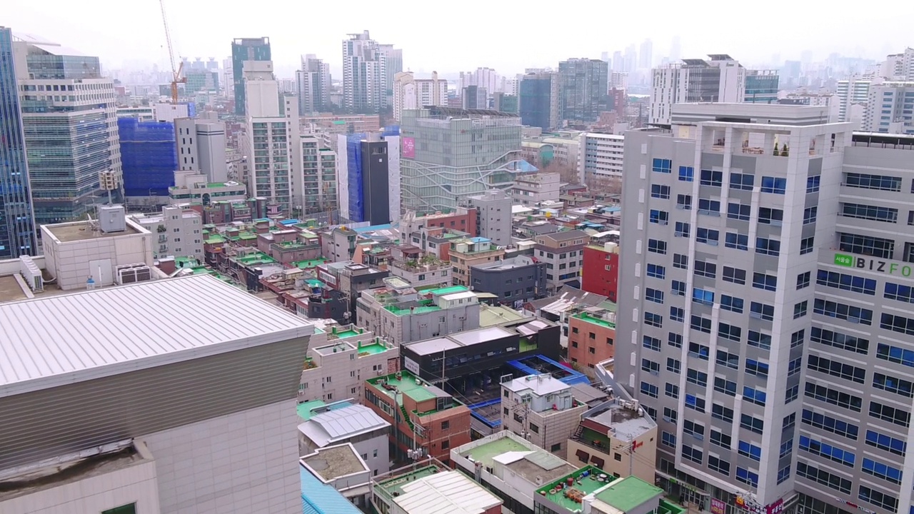 韩国首尔圣水区/城东区市中心的摩天大楼和住宅区视频素材