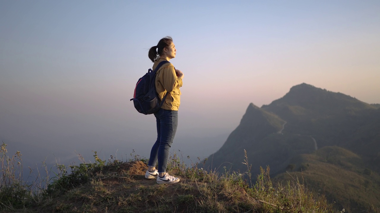 徒步旅行的女人正在向山顶进发视频素材