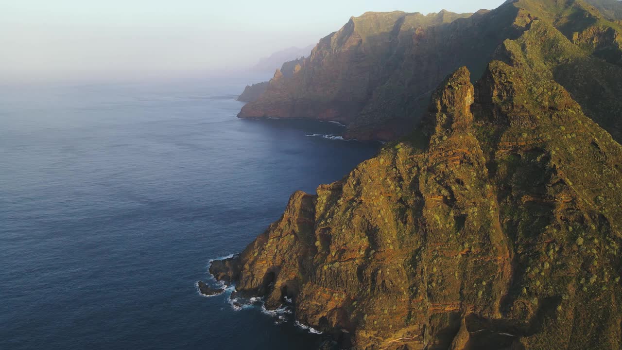 西班牙火山岛特内里费岛北部海洋上令人难以置信的山景。从无人机鸟瞰加那利群岛山脉视频素材