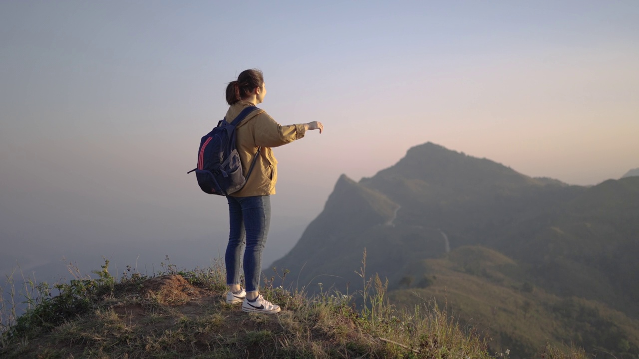 徒步旅行的女人正在向山顶进发视频素材