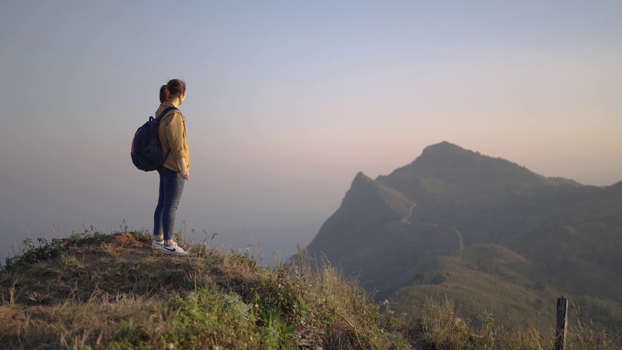 徒步旅行的女人正在向山顶进发视频素材