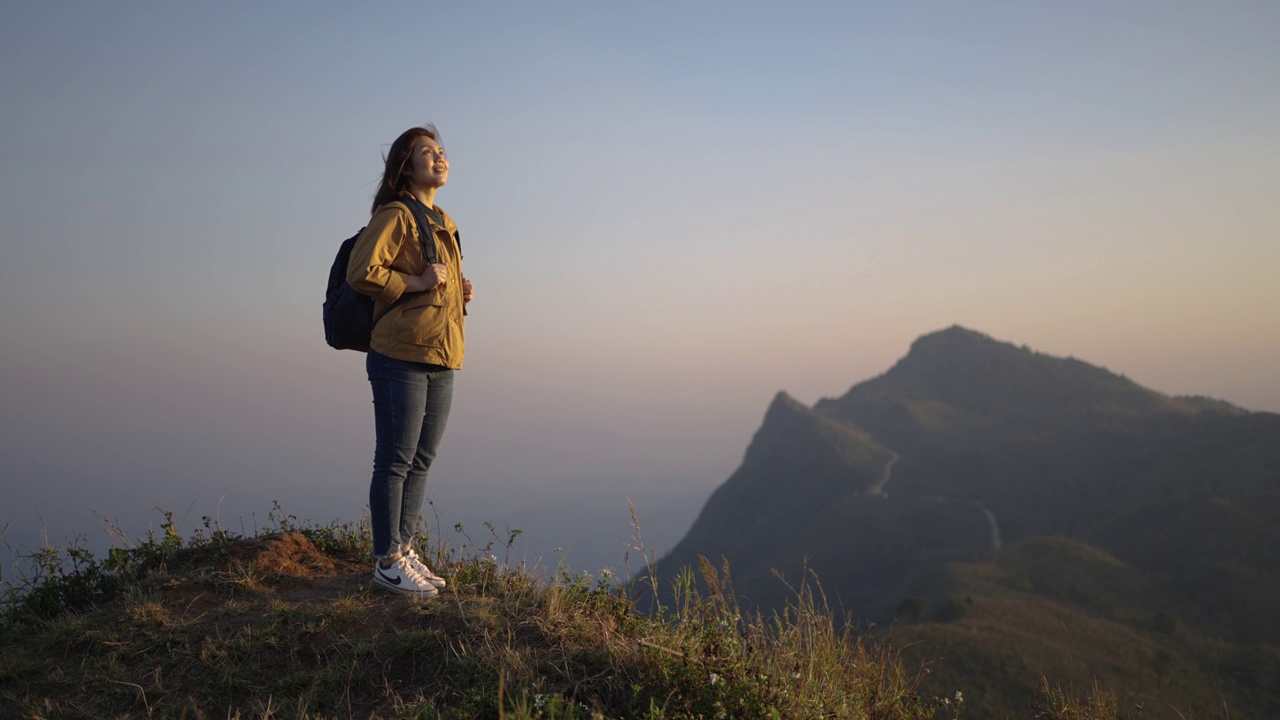 徒步旅行的女人正在向山顶进发视频素材