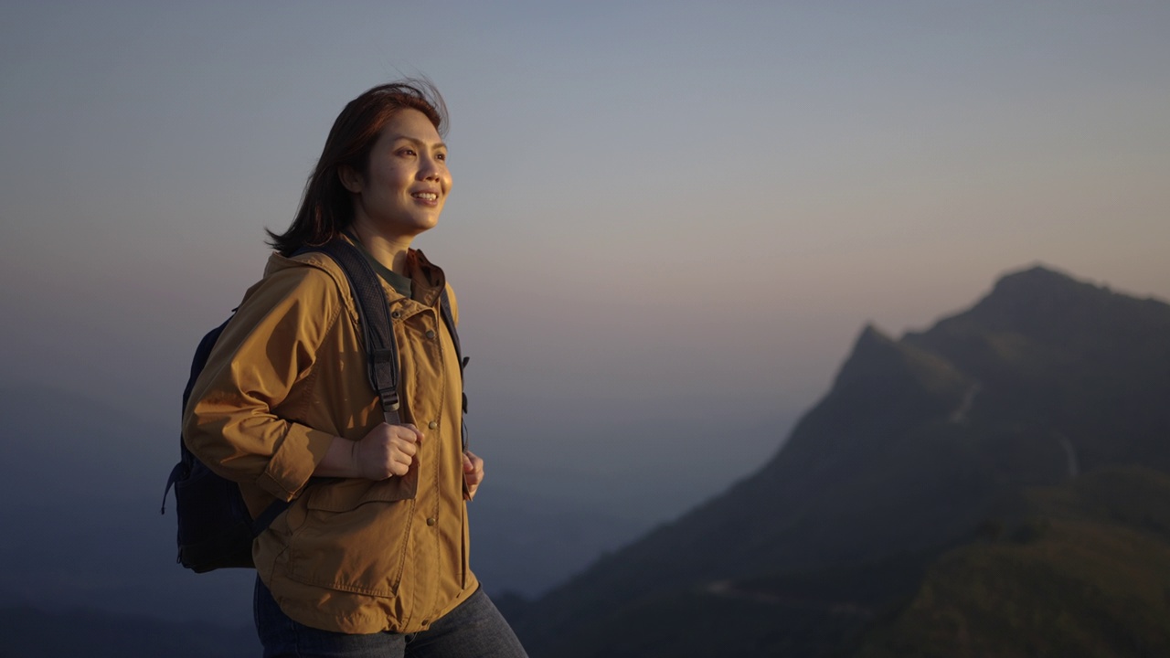 徒步旅行的女人正在向山顶进发视频素材