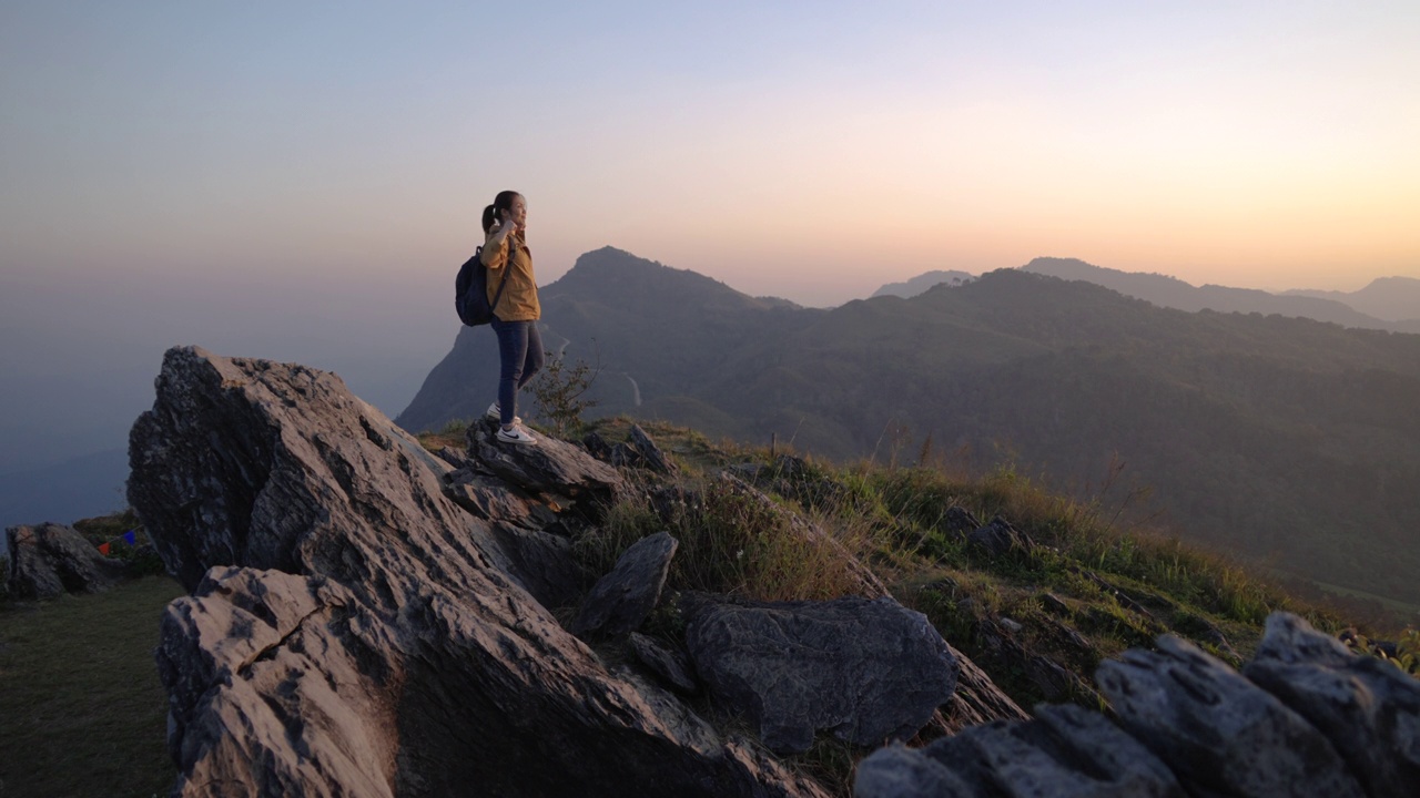 徒步旅行的女人正在向山顶进发视频素材