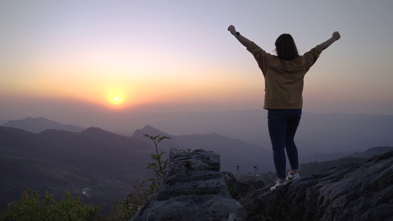 徒步旅行的女人正在向山顶进发视频素材