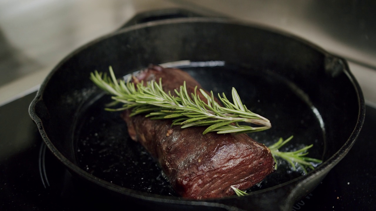 烤烤里脊，新鲜多汁牛肉，慢动作线条视频素材