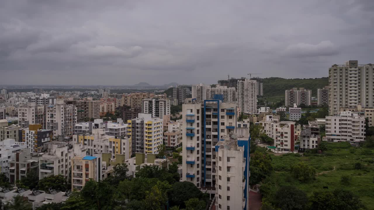 印度马哈拉施特拉邦浦那市的中层建筑和昼夜时间推移视频素材