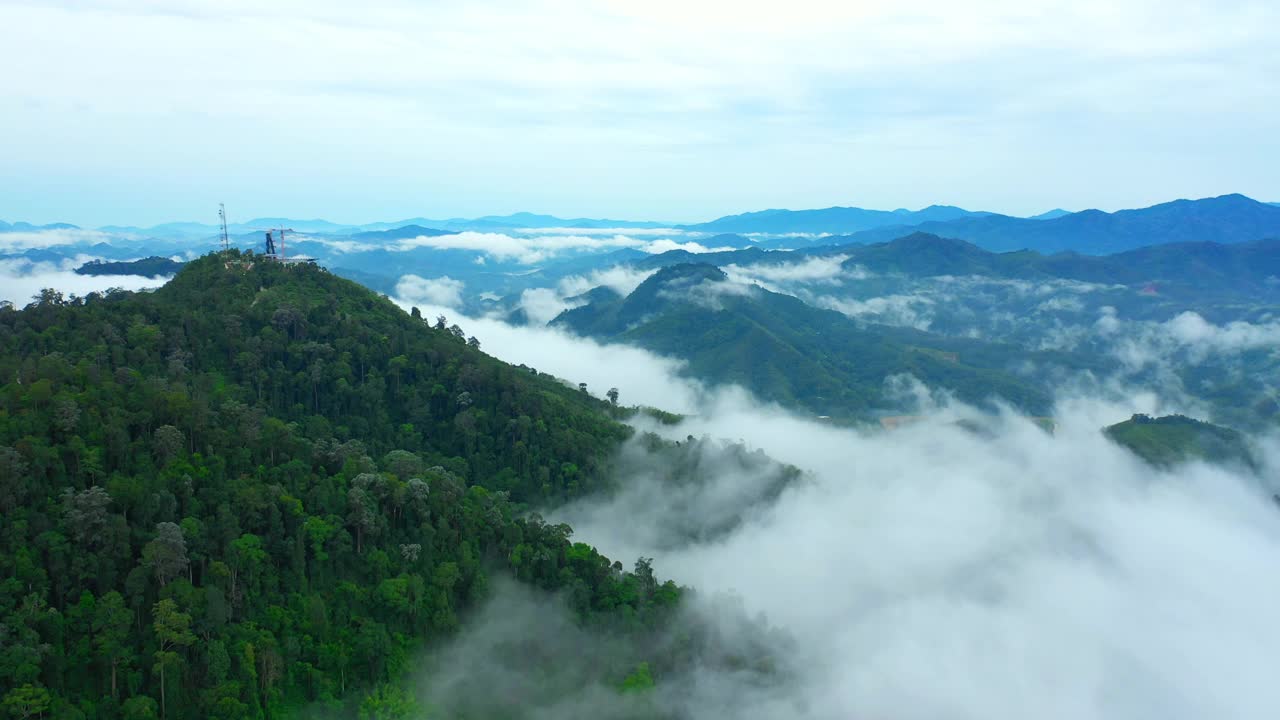 鸟瞰图，雾流覆盖山脉视频素材