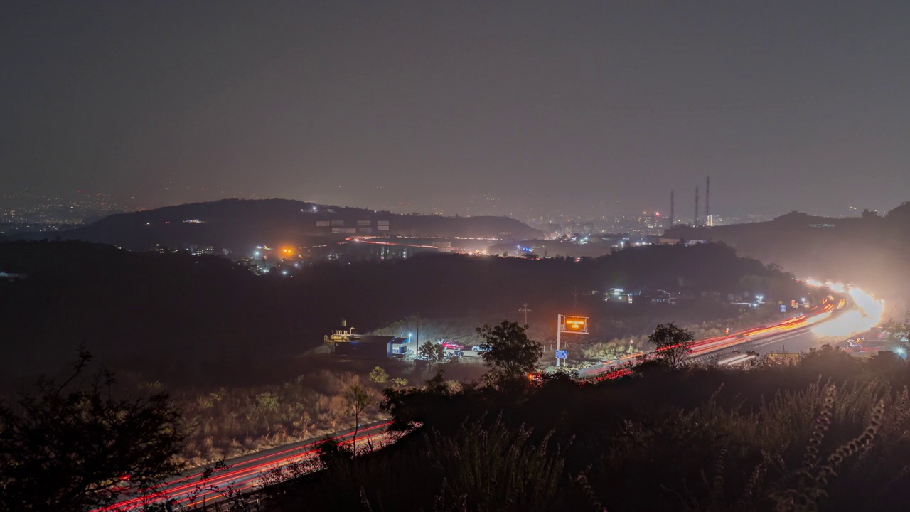 城市景观，时间推移的夜晚交通通过的国家公路周围的山脉和丘陵在印度城市，印度视频素材