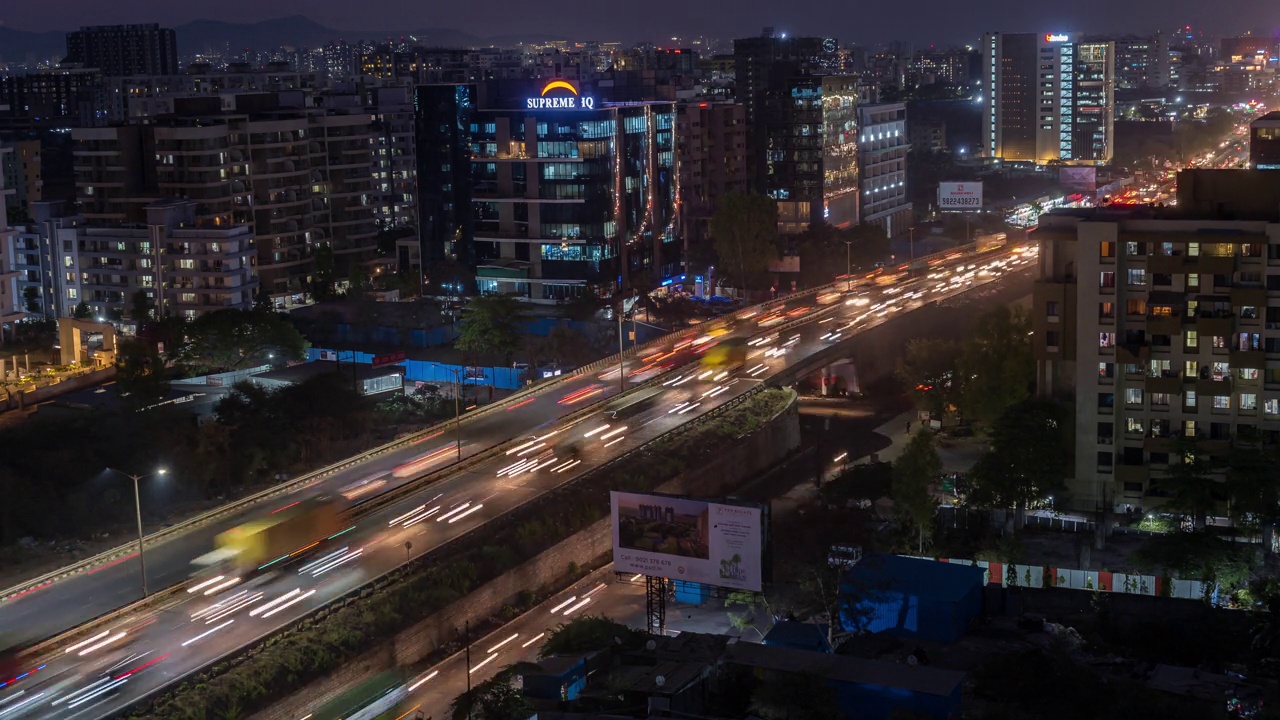 繁忙的国家高速公路上的高速交通和空中城市景观的时间推移，印度视频素材