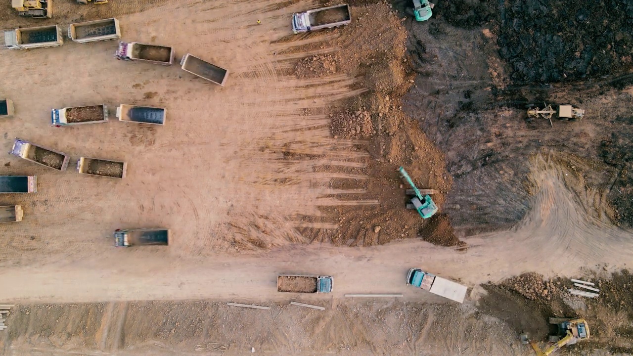 挖掘机在建筑工地工作。视频素材