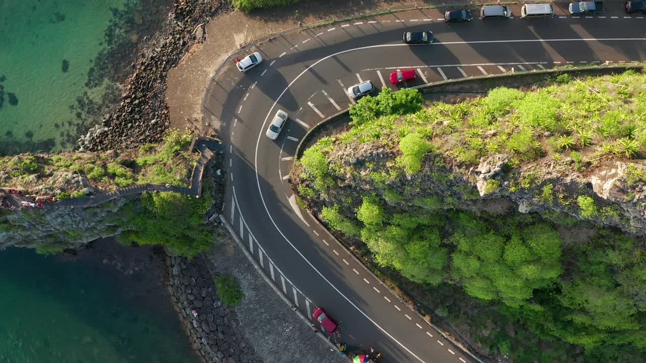 马孔德海滩沐浴在美丽的阳光和令人惊叹的周围景观。航拍毛里求斯美丽的风景视频素材