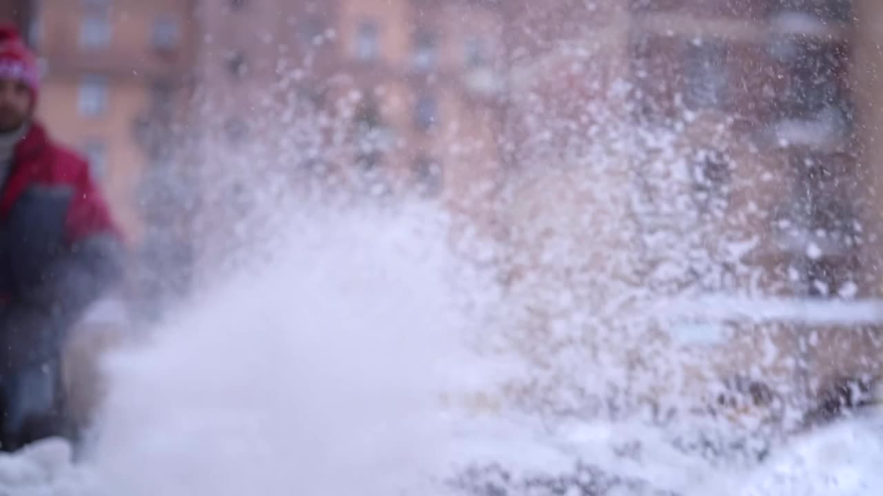 寒冷季节环境下城市街道扫雪过程的特写视频素材