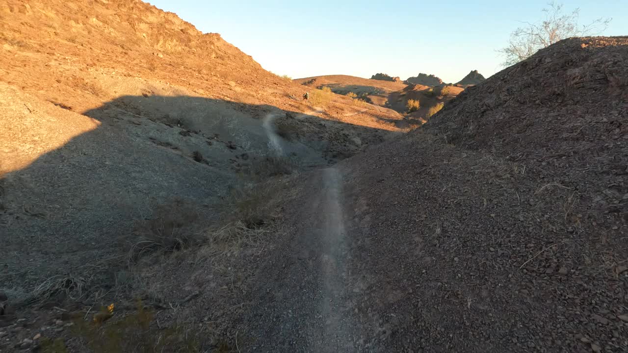 女山地车遵循沙漠路径视频素材