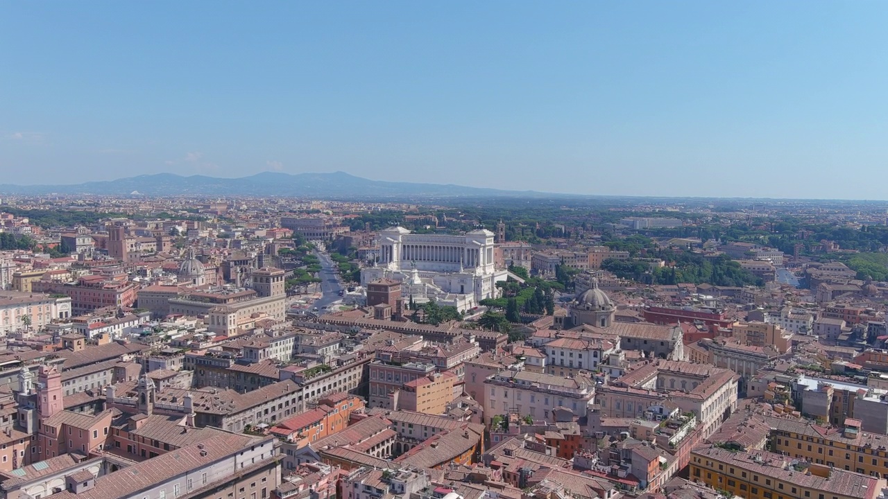 鸟瞰图，罗马，Altare della Patria(祖国的祭坛)，古城中心挖掘遗址和背景的斗兽场——从上方俯瞰意大利首都的城市全景，欧洲视频素材