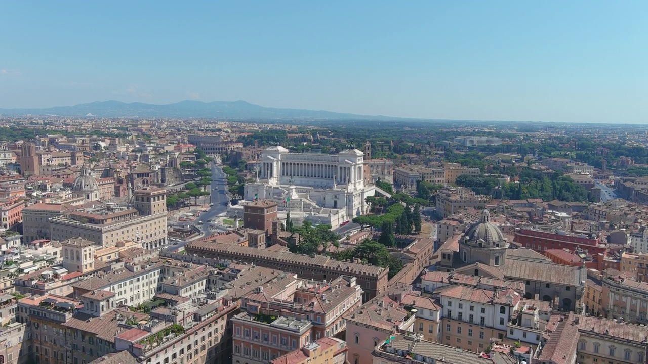 鸟瞰图，罗马，Altare della Patria(祖国的祭坛)，古城中心挖掘遗址和背景的斗兽场——从上方俯瞰意大利首都的城市全景，欧洲视频素材