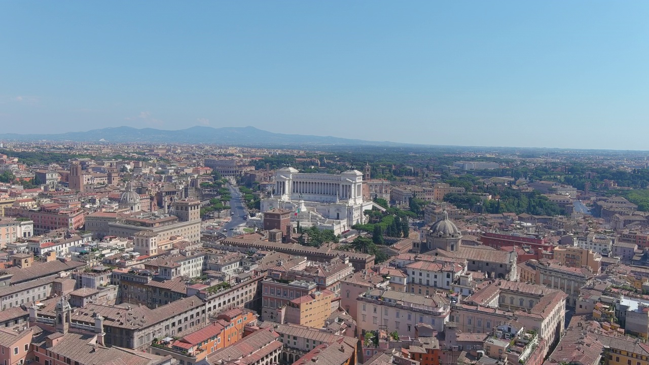 鸟瞰图，罗马，Altare della Patria(祖国的祭坛)，古城中心挖掘遗址和背景的斗兽场——从上方俯瞰意大利首都的城市全景，欧洲视频素材